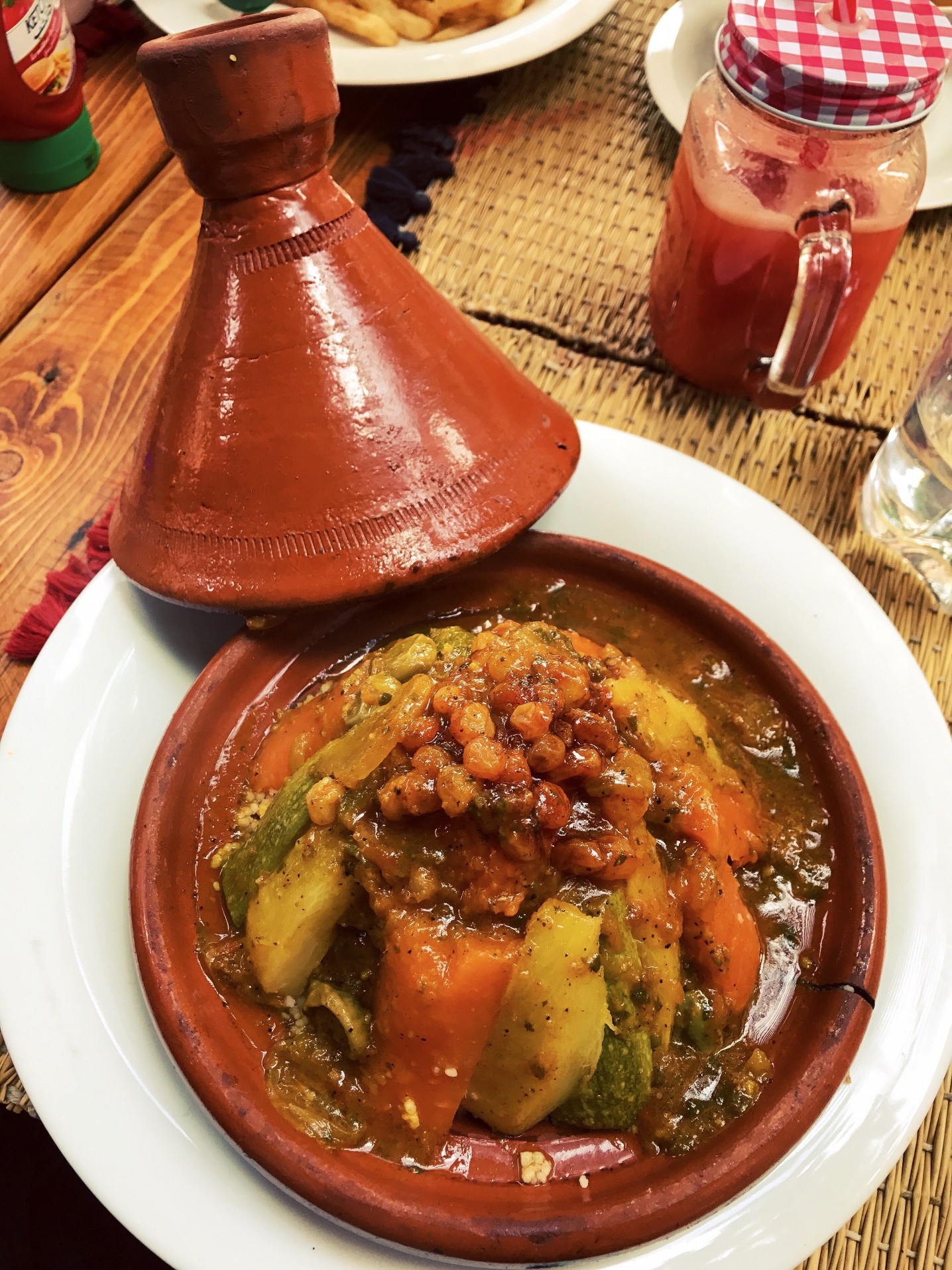 Tajine moyen marocain de cuisson en terre cuite de couleur unie émaillé